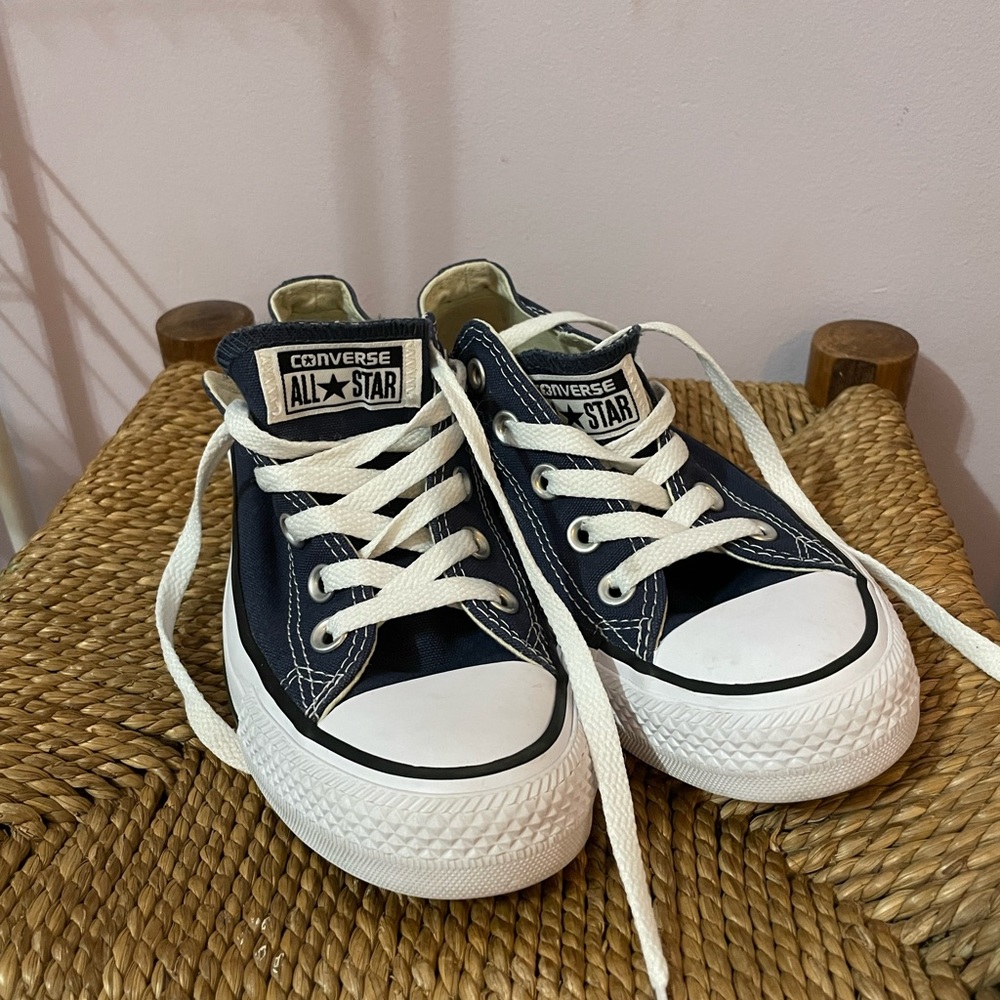 CONVERSE CHUCK TAYLOR LOW TOP CASUAL SHOES. Navy blue. Unisex M 3.5, W 5.5.